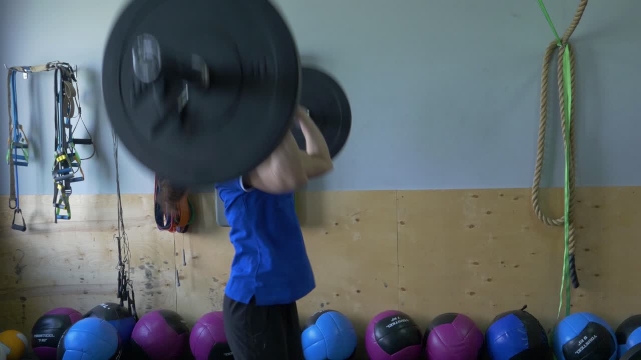 체육관 에서 웨이트 리프팅 하는 여자