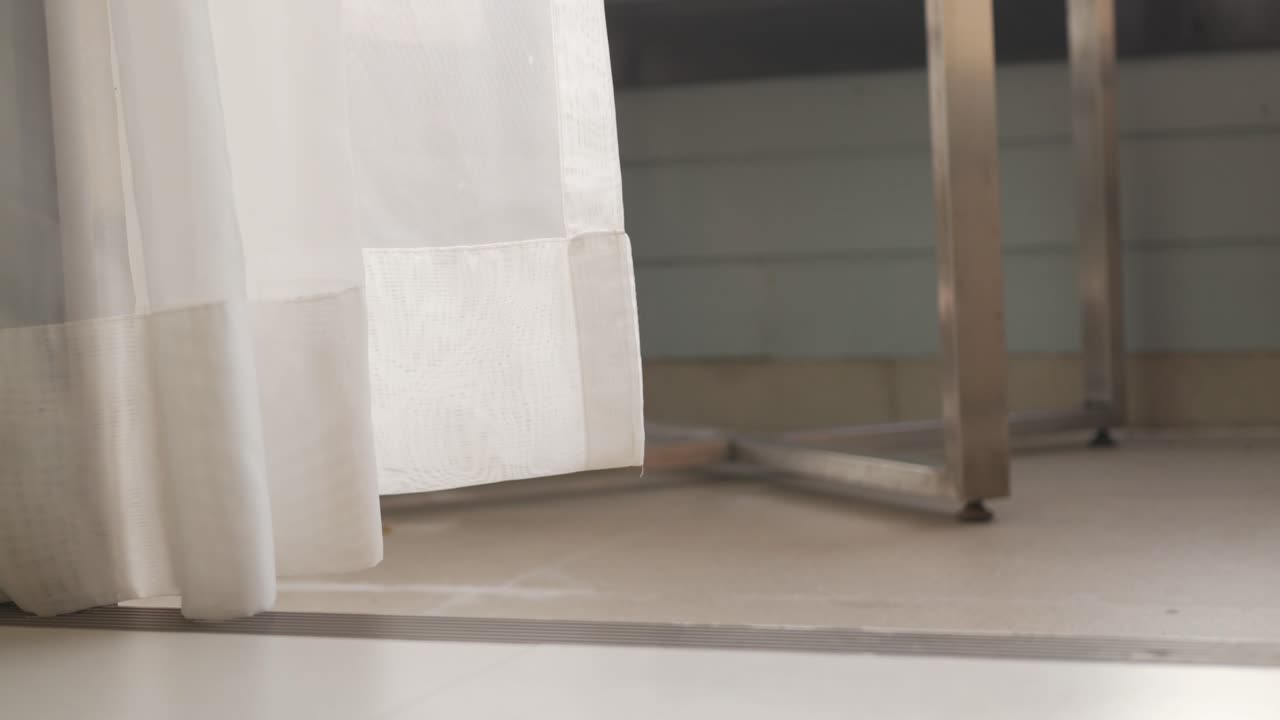 여름 휴가철 발코니를 통해 바람이 흐르는 호텔 리조트의 커튼