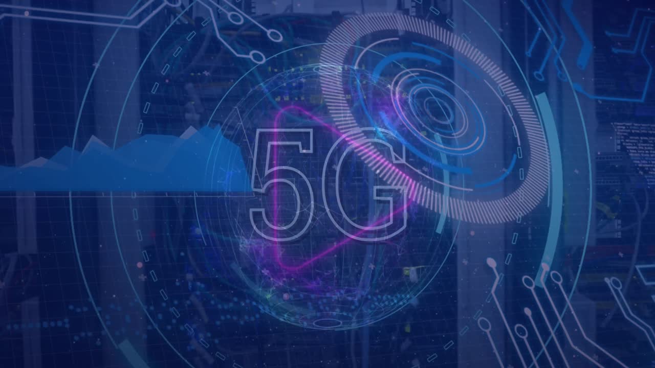 animazione di testo 5g e scanner rotondo sull'elaborazione dei dati contro il close-up di un server informatico