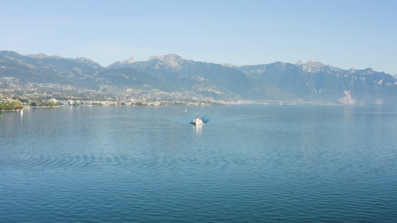vevey, montreux 및 백그라운드에서 알프스가 있는 léman 호수의 belle-epoque 증기선을 향해 비행 - 스위스