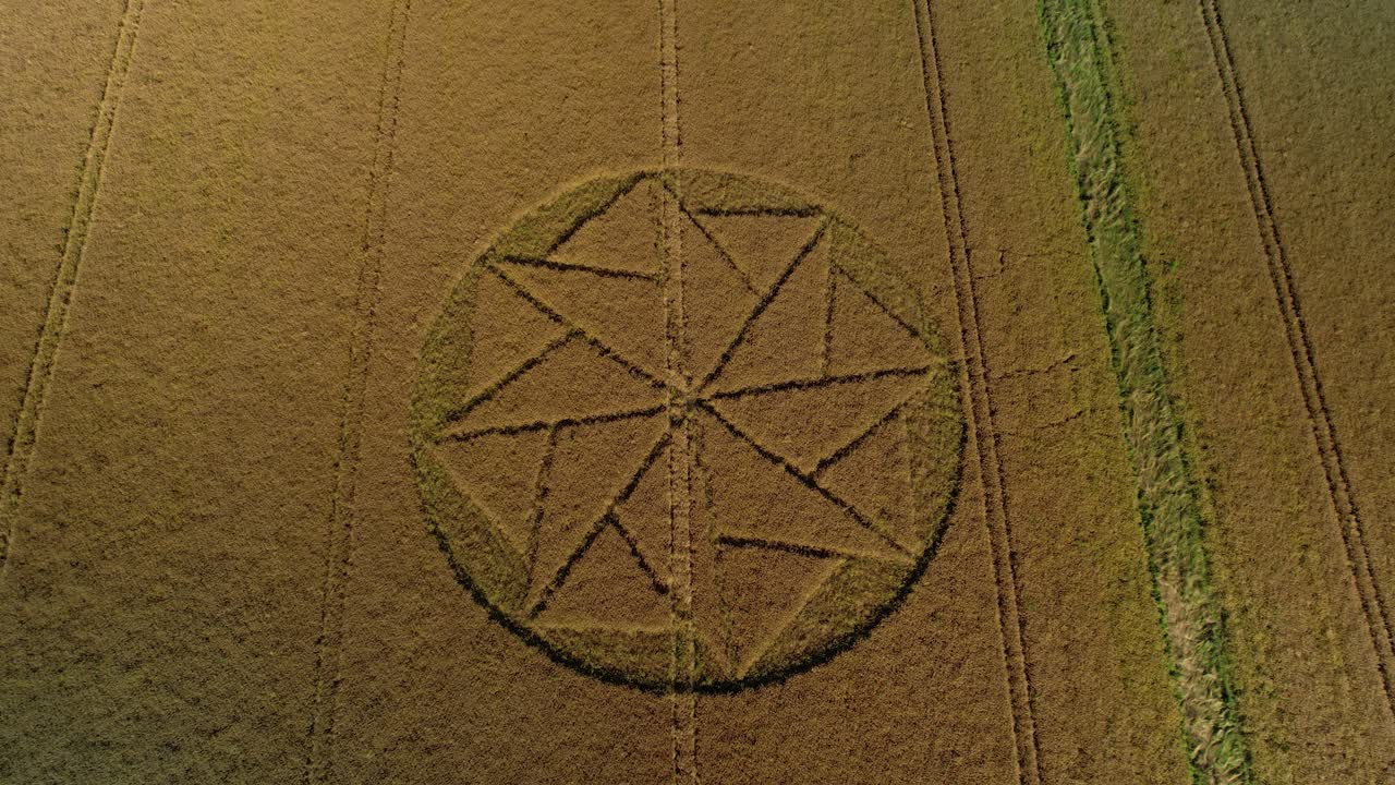 misterioso crop circle bajada aérea vista inclinada hacia arriba stanton st bernard campo de wiltshire