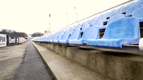 asientos azules en el bucle del estadio deportivo