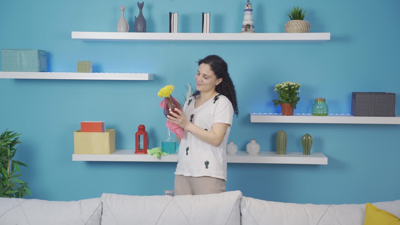 행복한 청소하는 젊은 여성.