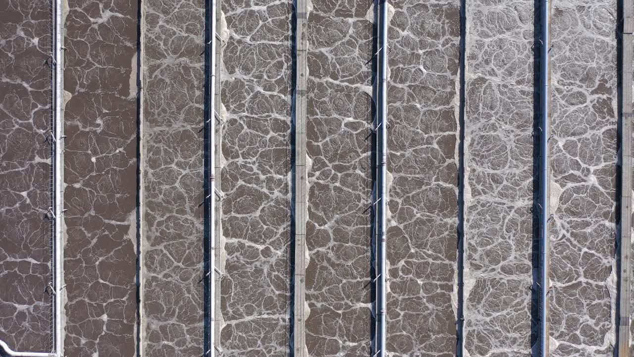 tanque de tratamiento de agua en una fábrica moderna de aguas residuales, limpieza y filtración antes de drenar al río