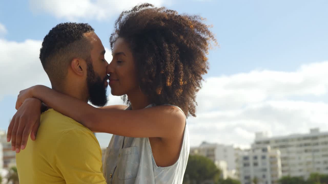 Couple s'embrassant sur la plage 4k