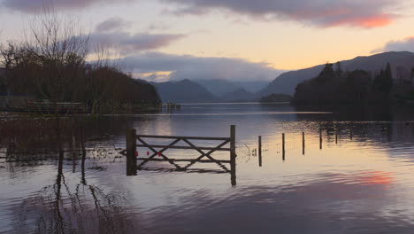 Increíble-Reflejo-Del-Atardecer-En-El-Distrito-De-Los-Lagos,-Keswick,-Inglaterra