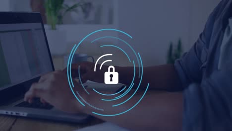 animación del icono del candado sobre un hombre de negocios caucásico que usa una computadora portátil en la oficina