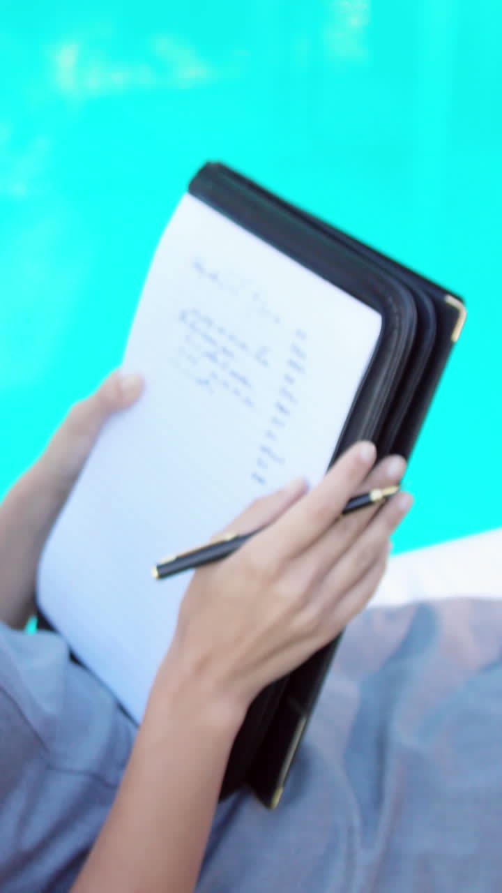 bruneta sonriente mirando una lista