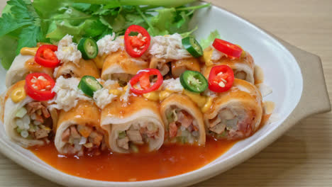 Rollo-De-Primavera-Fresco-Con-Cangrejo-Y-Salsa-Y-Vagetable---Estilo-De-Comida-Saludable