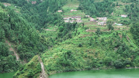 尼泊爾喜馬拉雅山脈的山坡和村莊的美麗景色