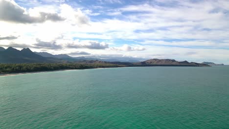 Océano-Turquesa-Y-Montañas-En-La-Isla-De-Oahu,-Hawaii---órbita-Aérea