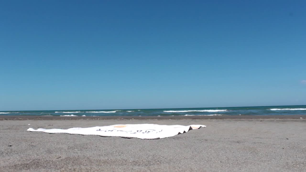 해변에서 잠을 자는 젊은이 2