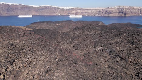 vista aérea sobre la montaña de roca del volcán en la isla de santorini, grecia en cámara lenta