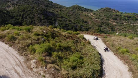 bajando la montaña en quad, atv en un camino de grava antena