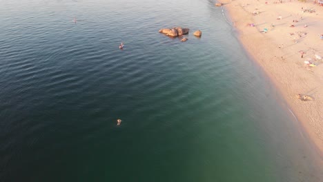 Día-Relajante-En-La-Playa-De-Tuia-Bueu-En-Galicia,-España