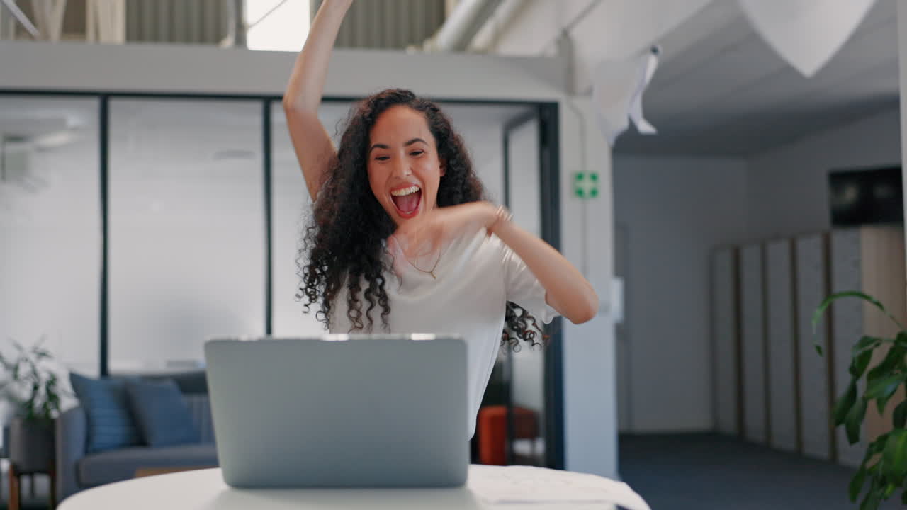 mujer de negocios, portátil y éxito con el papel