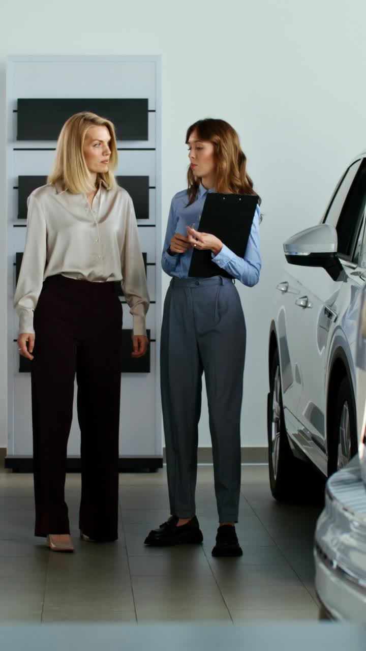 mujeres de negocios discutiendo la compra de un coche en un concesionario