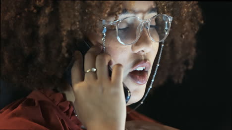 noche, llamada telefónica y mujer negra hablando