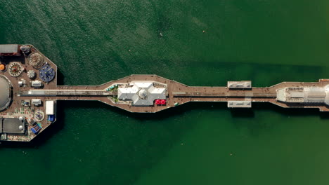 tomada aérea de arriba hacia abajo sobre el muelle de brighton