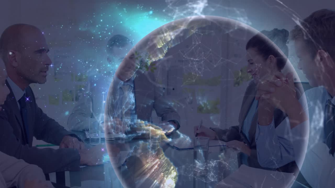 animación de un globo rotativo sobre compañeros de trabajo caucásicos en una reunión en la sala de juntas