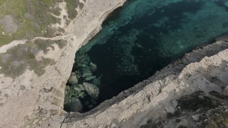 disparo aéreo de un avión no tripulado en espiral que revela la bahía de kalanka malta