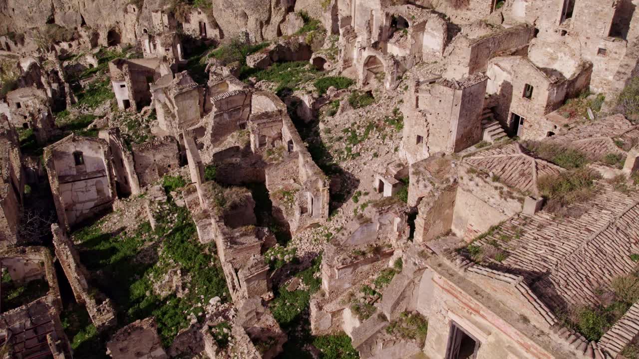 Pueblo fantasma desolado con ruinas erosionadas en la cima de una colina
