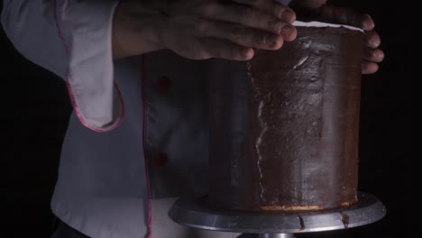 Koch-Dekoriert-Schokoladenkuchen-Mit-Fondant