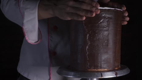 cocinar decorando pastel de chocolate con fondant