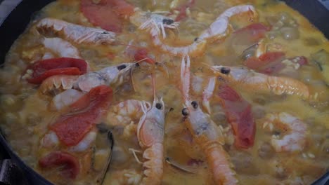 paella arroz hirviendo e ingredientes cocinados en pan
