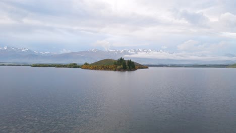 isla en un lago con los alpes del sur de nueva zelanda en el fondo