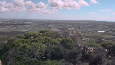 disparo de un dron volando hacia arriba revelando un castillo en una colina