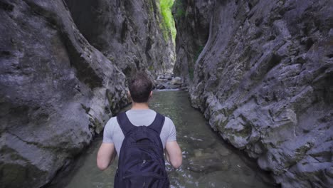 Der-Freie-Mann-Geht-In-Der-Schlucht-Spazieren.