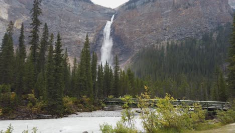 gran cascada takakkaw falls parque nacional yoho puente de columbia británica sobre el río con turistas cangrejo