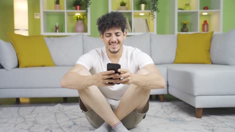 Joven-Feliz-Y-Alegre-Enviando-Mensajes-De-Texto-Por-Teléfono.