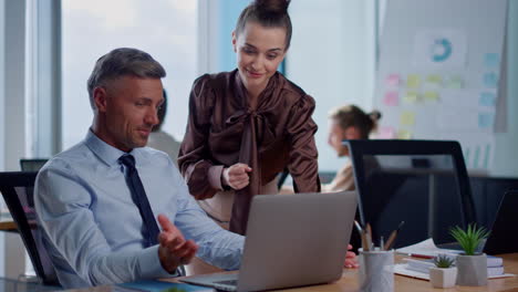 personas de negocios alegres haciendo una tormenta de ideas en el espacio abierto