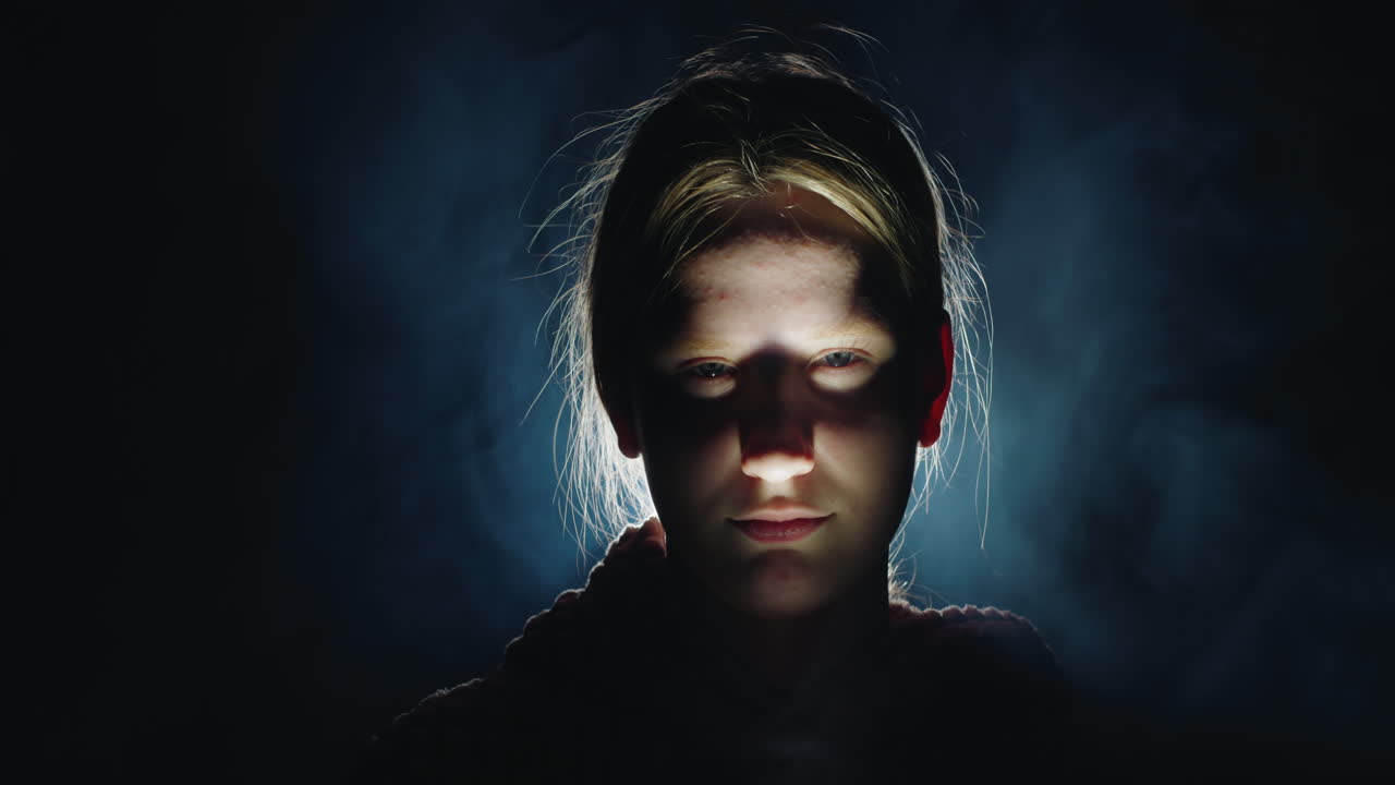 어두운 스튜디오의 소녀 초상화