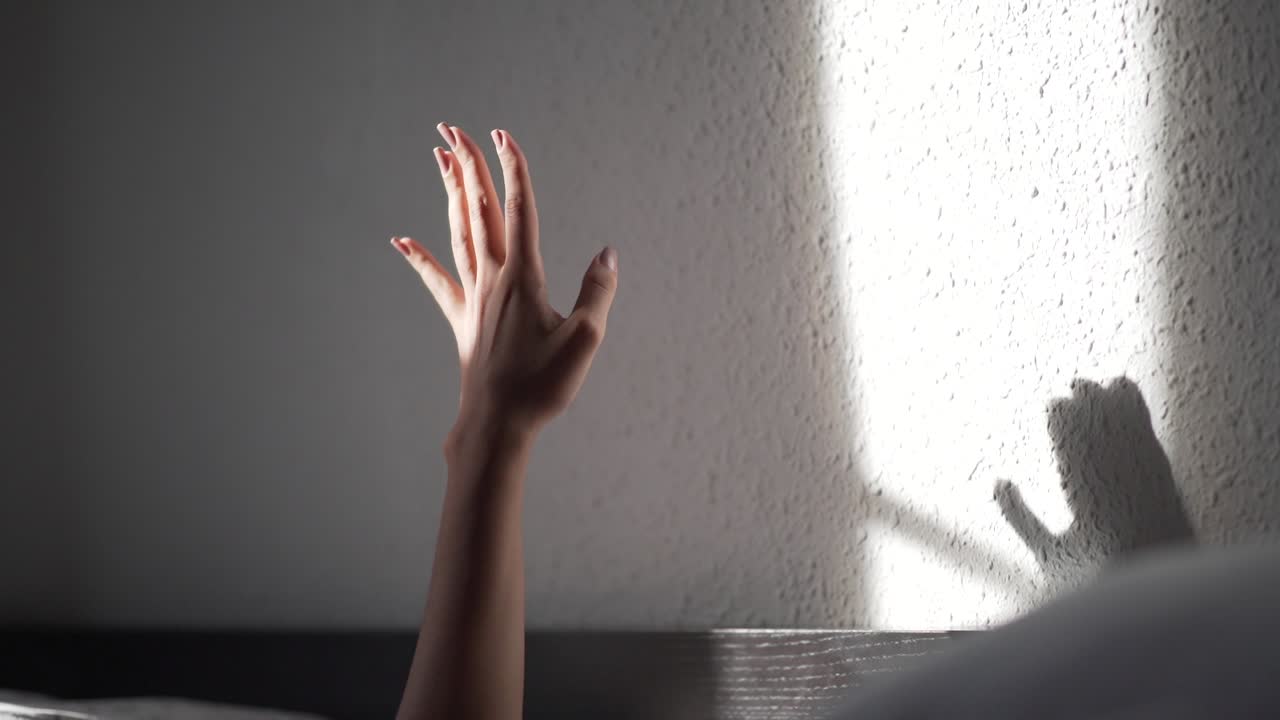 집에서 침대에 누워있는 편안한 흑인 여성