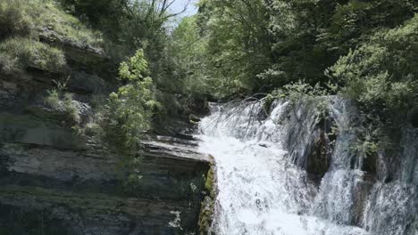 Schweben-Sie-Mit-Dieser-Atemberaubenden-Drohnenaufnahme-über-Einem-Bezaubernden-Wasserfall-In-Italien