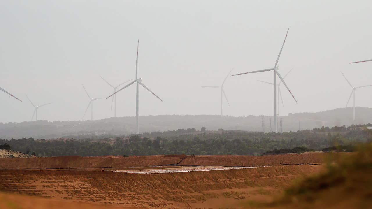스마트 시티에 풍력 터빈 전기 발전기 공급을 확대하는 모래 언덕 사막의 풍차