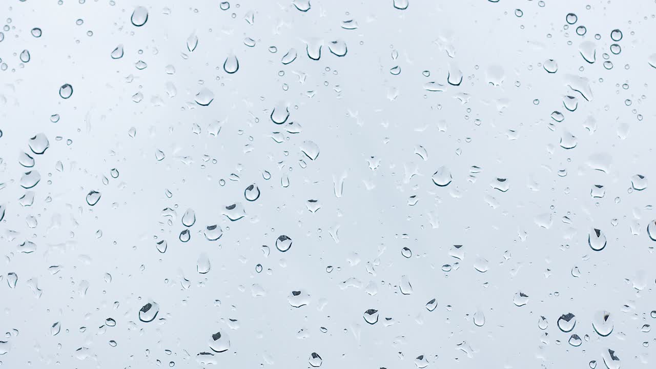 movimiento lento 4k. gotas de agua en vidrio limpio como fondo natural.
