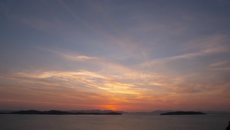 time lapse video 4k. video de naturaleza de alta calidad foottage. escena de colorido cielo romántico puesta de sol con nubes en movimiento de fondo. time lapse día a noche en la naturaleza y concepto de viaje.
