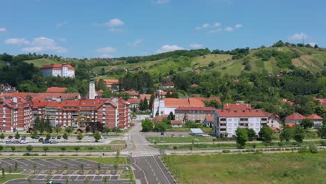 vista aérea do complexo de apartamentos com castelo de lendava e vista para a montanha em prekmurje, eslovênia