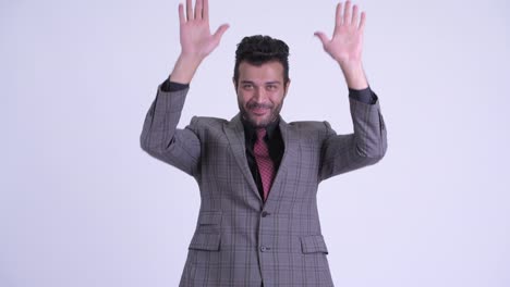 feliz guapo hombre de negocios persa barbudo en traje