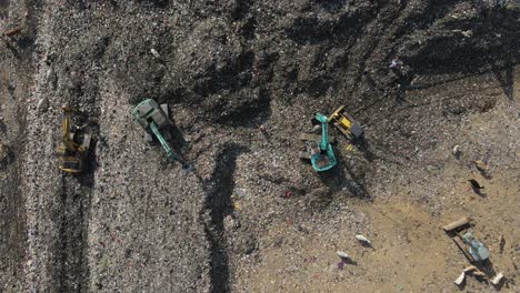 vista aérea, enormes montañas de basura amontonadas en el vertedero de piyungan, yogyakarta