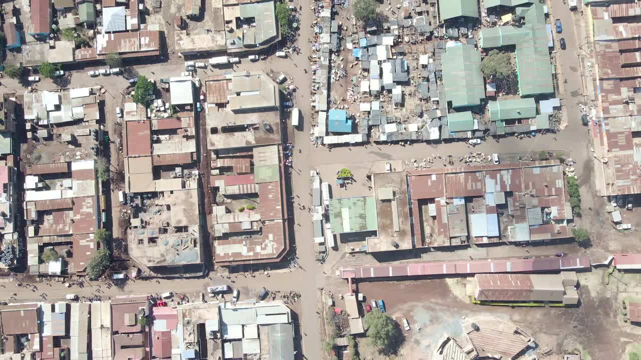 Ripresa aerea con drone in un piccolo villaggio del Kenya