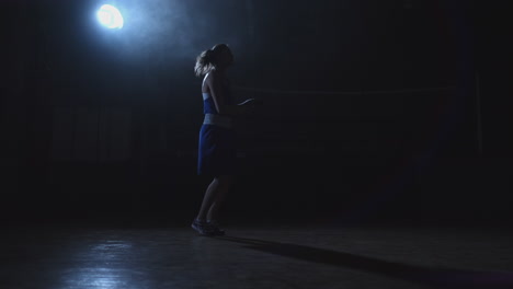 entrenamiento de cardio hermosa chica boxeadora