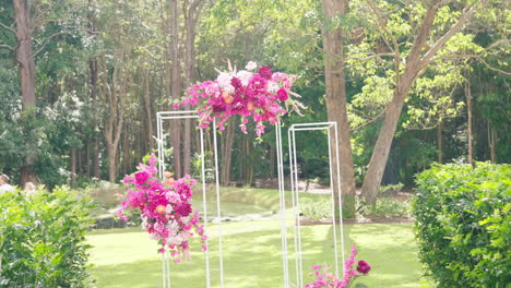 jardín verde y pacífico con arboreto floral rosado en el entorno de bodas al aire libre, 4k