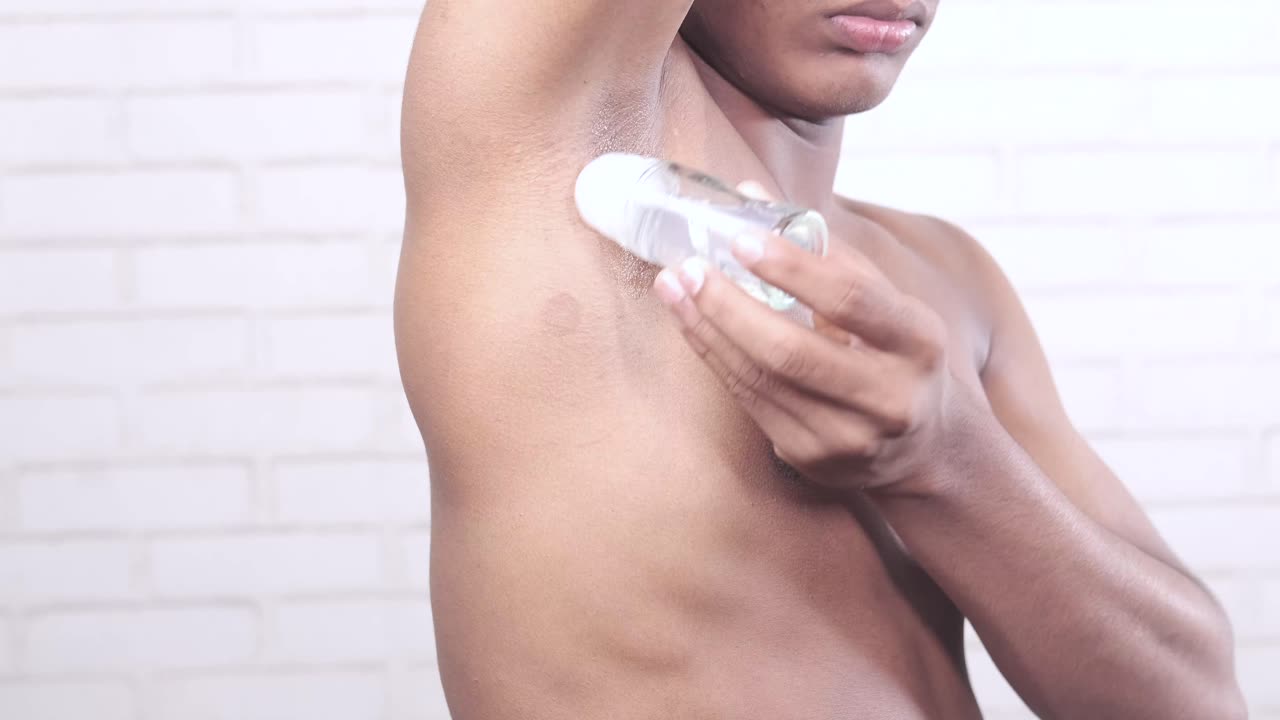 aplicación de desodorante