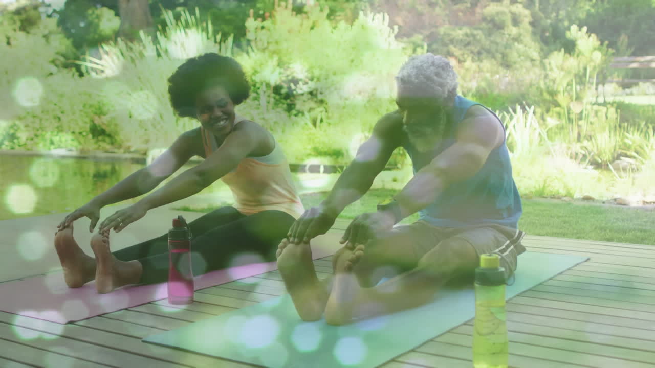 animación de puntos de luz sobre una pareja afroamericana haciendo yoga, estiramiento, cámara lenta