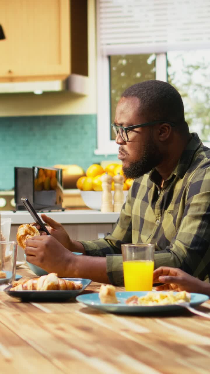 Vertical Video Preoccupied father ignoring his family absorbed by his smartphone